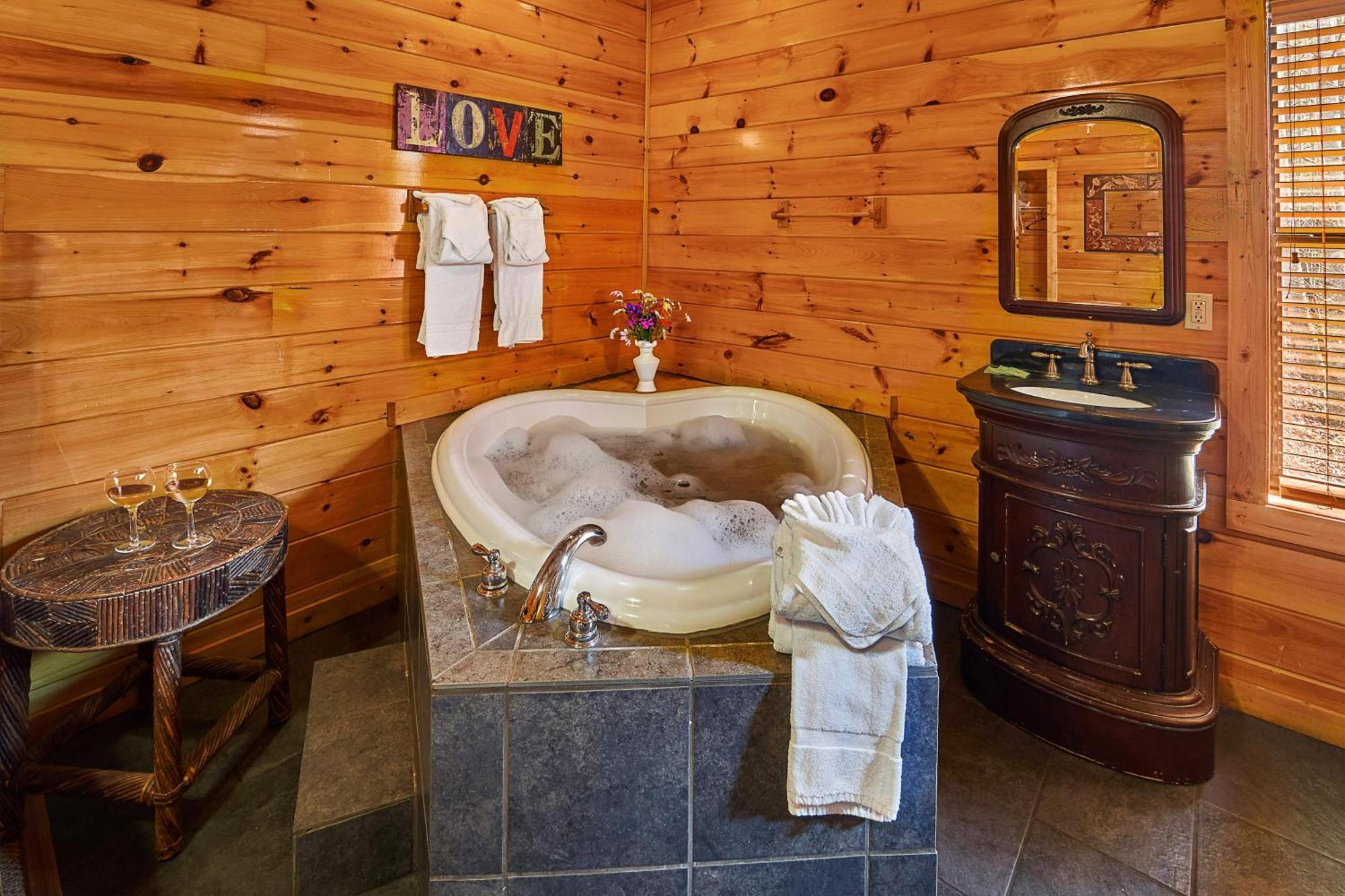Snuggled Inn Holiday Home Гатлинбург Экстерьер фото